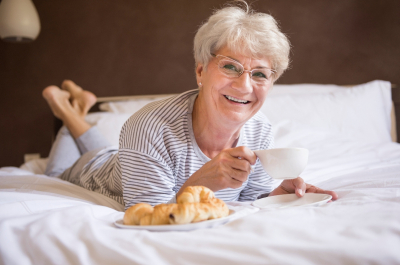 Если вам 60-75: 8 самых глупых вещей, что можно сделать утром после сна. А делают это почти все